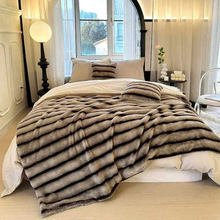 Soft Imitation Rabbit Fur Throw Blanket – Luxurious Comfort – Mocha Glow
