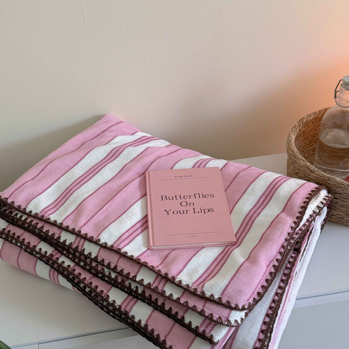 Cozy Throw Blanket with Animal Print Design – Pink