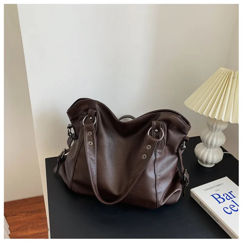 Spacious Shoulder Bag – Stylish and Practical Design – Brown